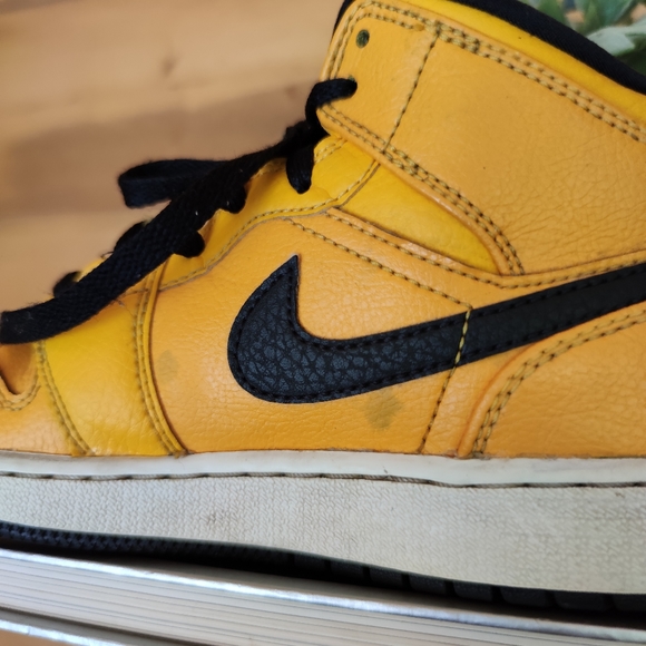 Nike πAir Jordan 1 Mid Sneakers University Gold 554725-700 Leather Sz 4.5 Youth - Picture 2 of 13